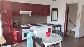 Microwave, coffee/tea maker, cookware/dishes/utensils