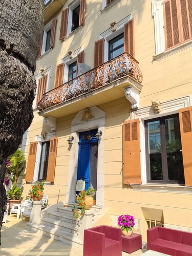 3 separately-rentable 2-room apartments, shops, beaches, private parking.