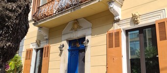 3 separately-rentable 2-room apartments, shops, beaches, private parking.