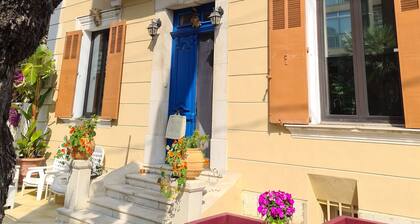 3 separately-rentable 2-room apartments, shops, beaches, private parking.