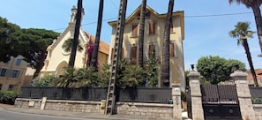 Exterior - 3 separately-rentable 2-room apartments, shops, beaches, private parking. (Vallauris)