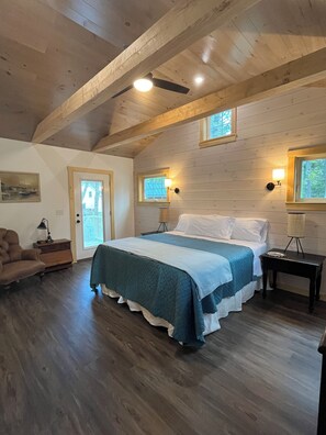 3 bedrooms, desk, iron/ironing board, travel cot