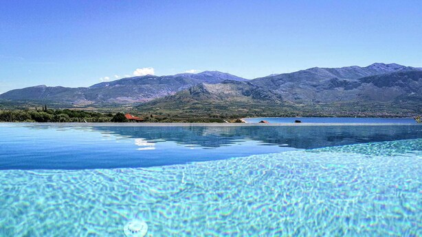 Una piscina cristalina con vista a la montaña.