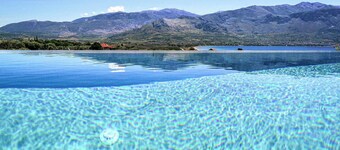 Villa Helena Summary: