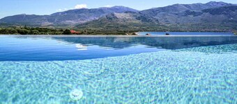 Villa Helena Summary: