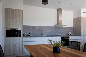 Kjøleskap, mikrobølgeovn, ovn og kokeplater