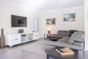 Televisie, Netflix, boeken en streamingdiensten