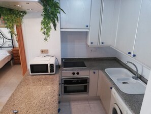 Fridge, microwave, oven, coffee/tea maker