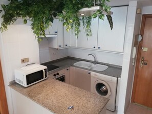 Réfrigérateur, micro-ondes, four, cafetière/bouilloire