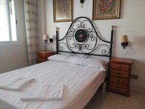 Een strijkplank/strijkijzer, reisbedje, gratis wifi, beddengoed