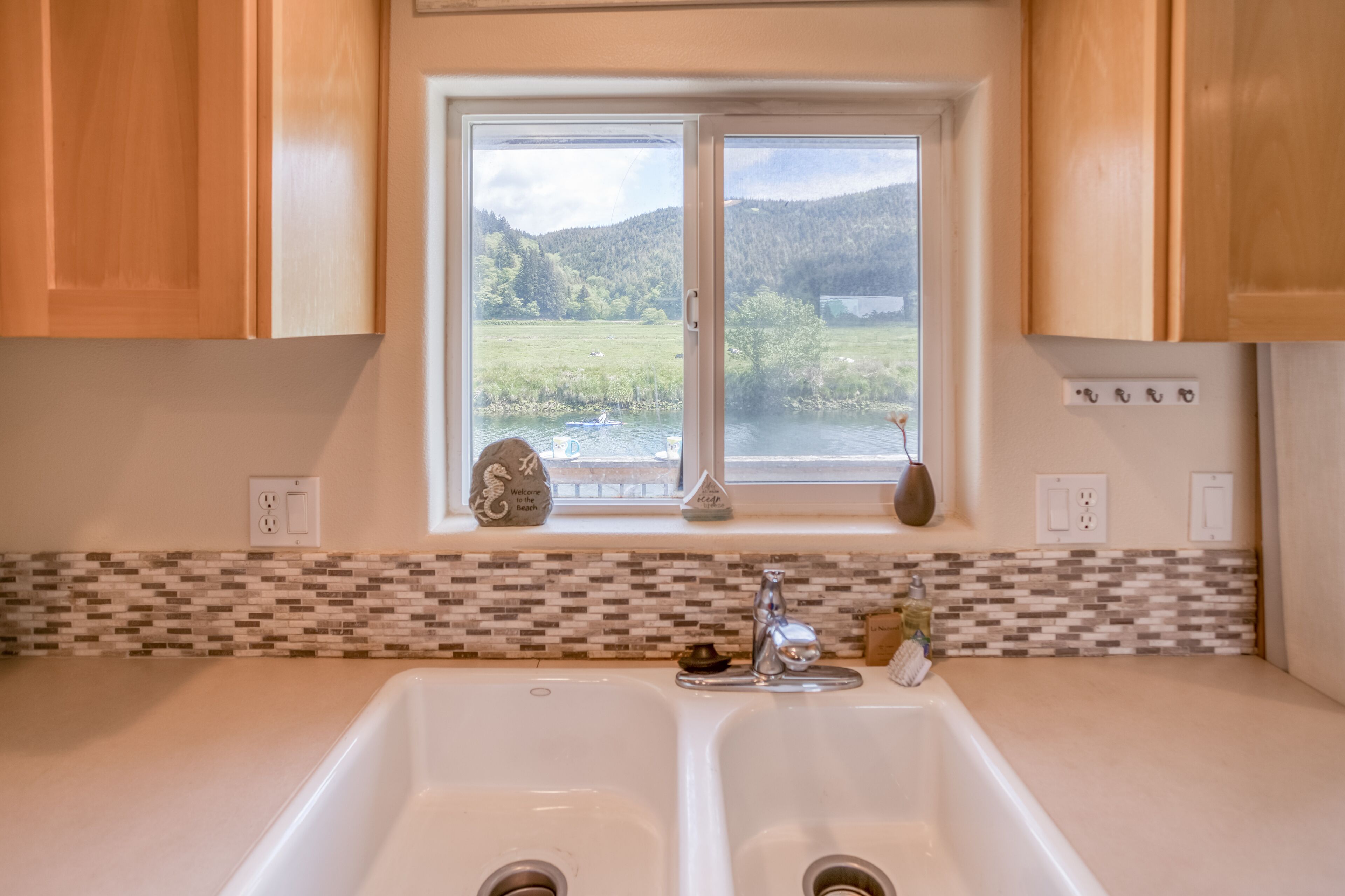 Riverfront Splendor, TVs in All Bedrooms, Near the Beach in Pacific City!