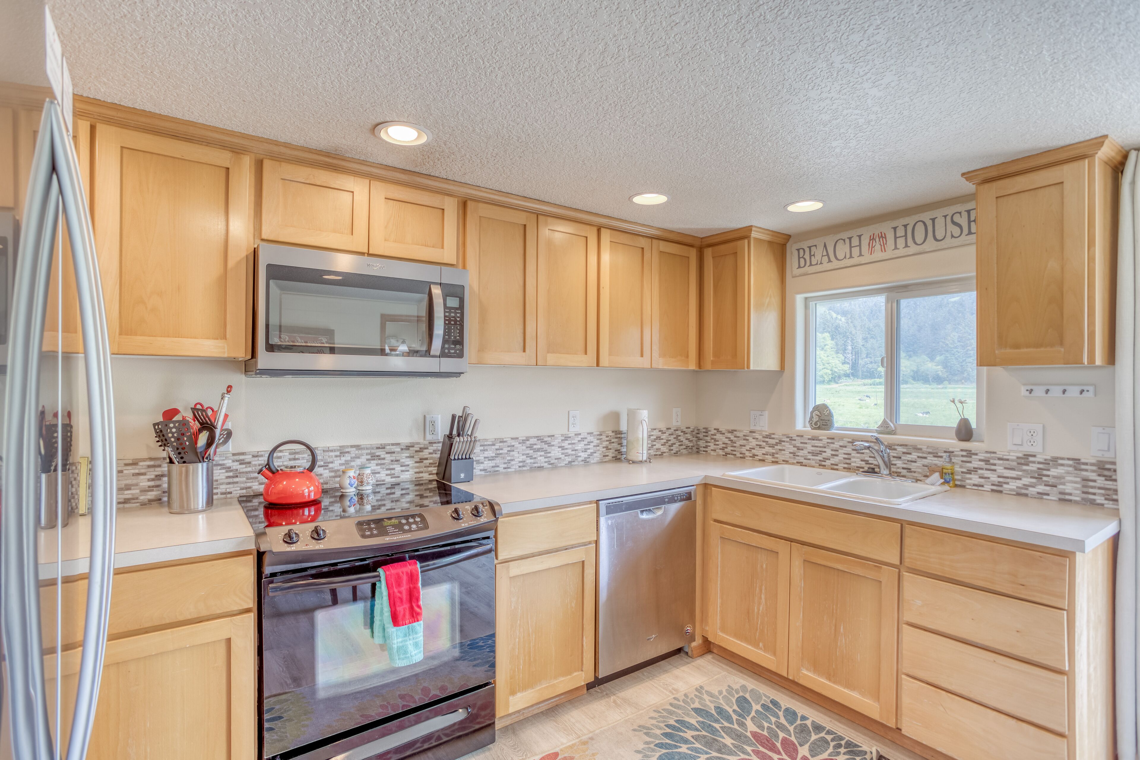 Riverfront Splendor, TVs in All Bedrooms, Near the Beach in Pacific City!