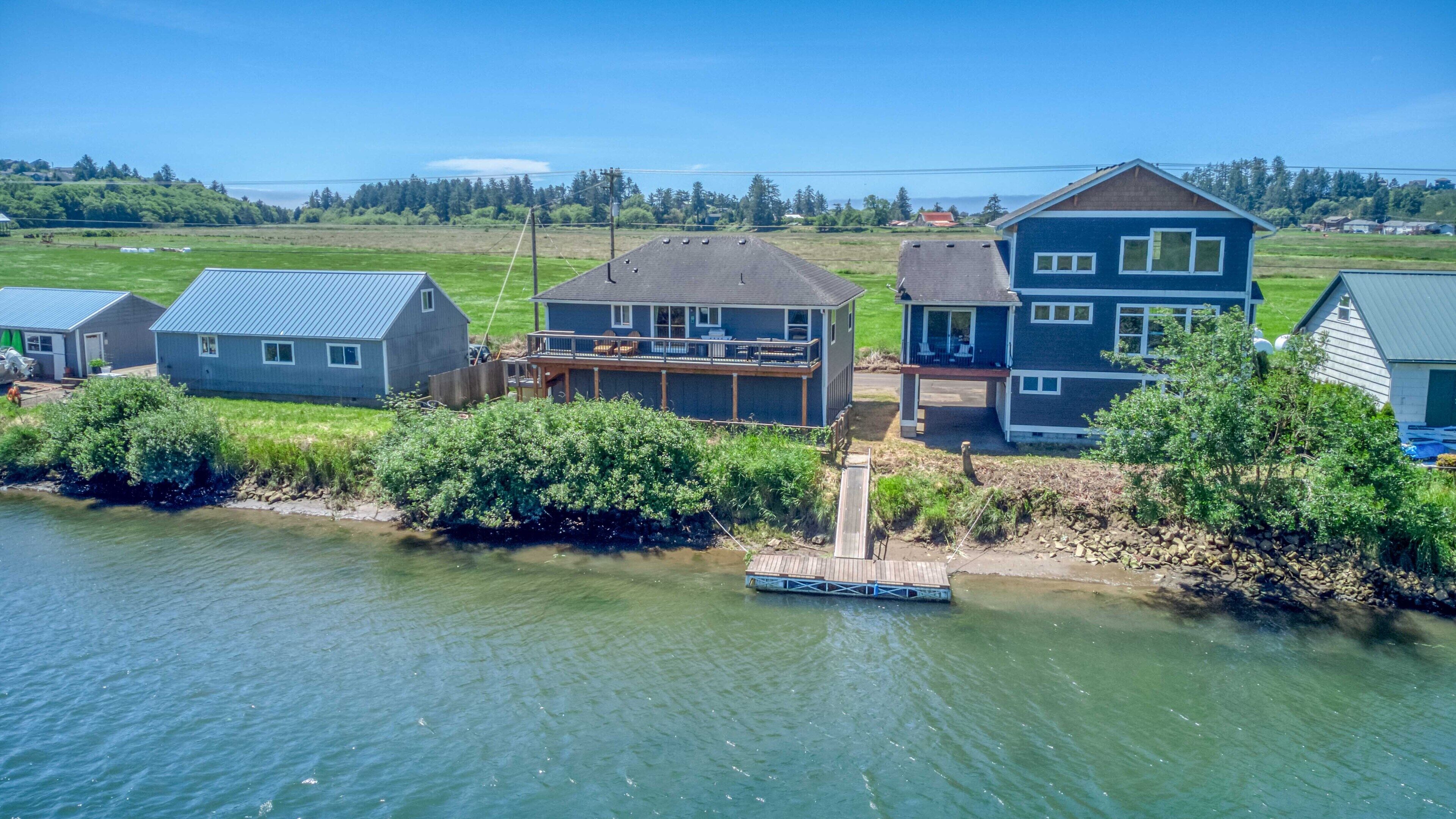 Riverfront Splendor, TVs in All Bedrooms, Near the Beach in Pacific City!