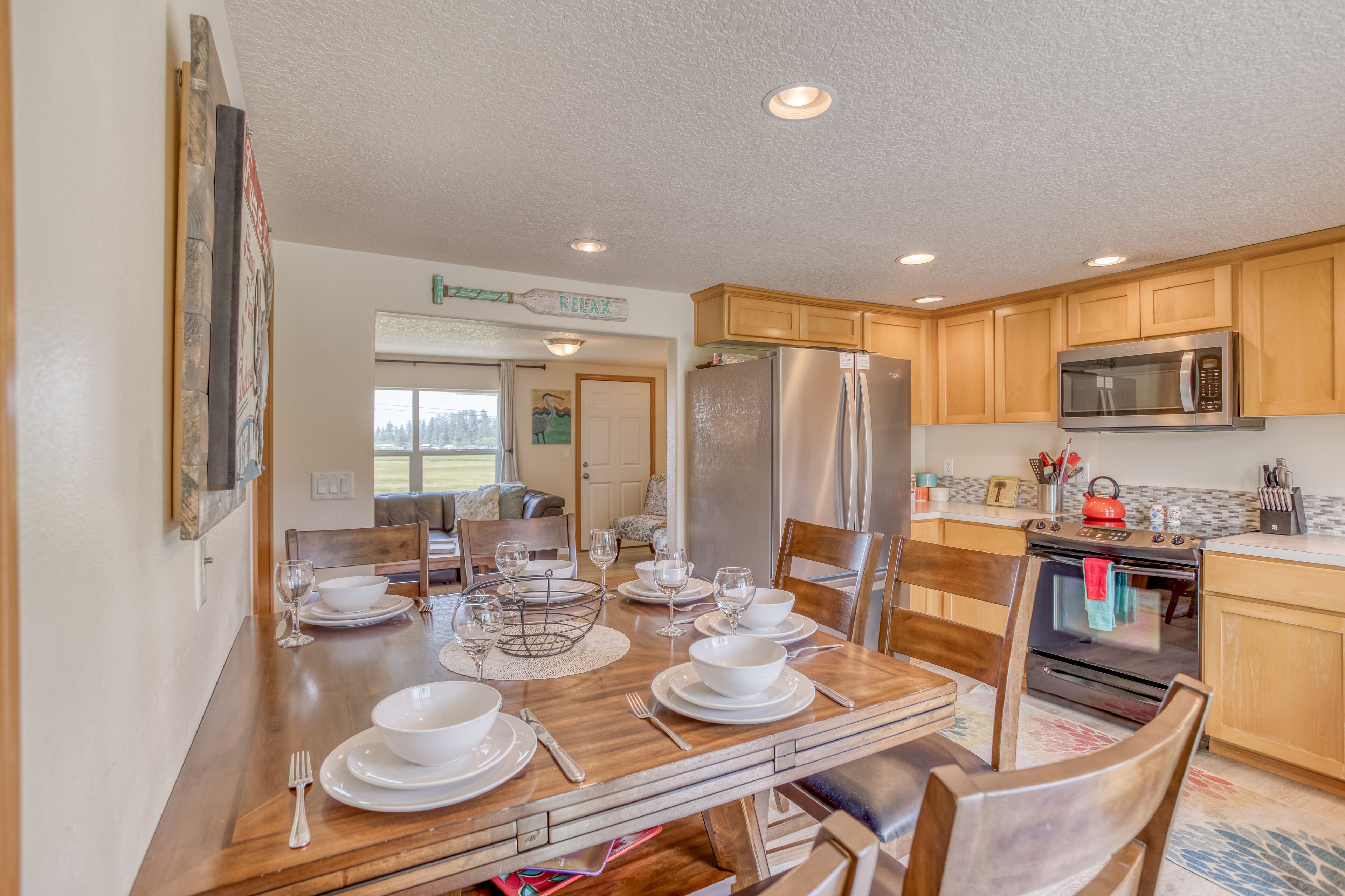 Riverfront Splendor, TVs in All Bedrooms, Near the Beach in Pacific City!