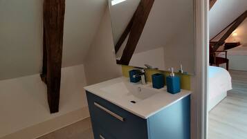 5 bedrooms, travel crib, bed sheets, wheelchair access