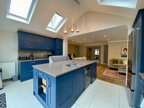 Ascot - Stunning - Four Bedroom (Three Bathroom) House with Garden Office