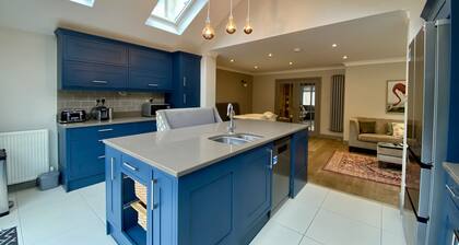 Ascot - Stunning - Four Bedroom (Three Bathroom) House with Garden Office