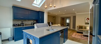 Ascot - Stunning - Four Bedroom (Three Bathroom) House with Garden Office