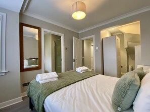 4 bedrooms, iron/ironing board