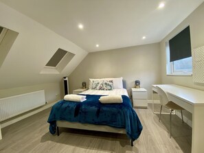 4 Schlafzimmer, Bügeleisen/Bügelbrett