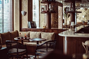 Café da manhã, almoço e jantar; culinária mediterrânea 