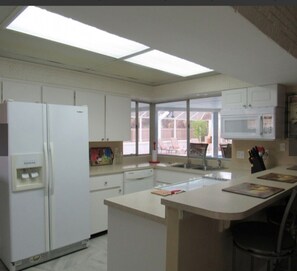 Kylskåp, mikrovågsugn, ugn och spishäll