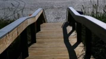 NĂ€ra stranden, solstolar och strandhanddukar