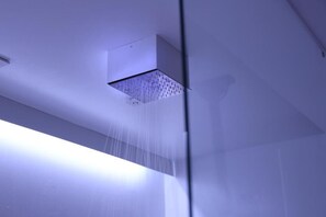 A showerhead with water flow.