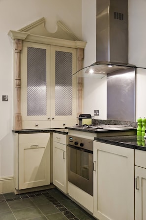 Fridge, dishwasher, coffee/tea maker, toaster