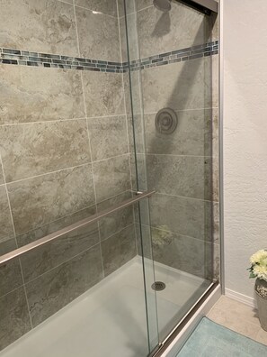 Bruser, hårtørrer, håndklæder, Sæbe