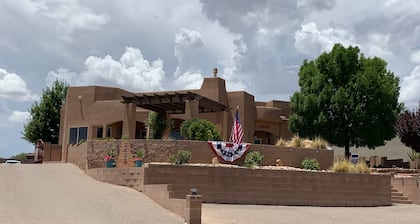 Kelly’s Casita with gated off road parking. Private, quiet, clean, comfortable.