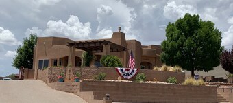 Kelly’s Casita with gated off road parking. Private, quiet, clean, comfortable.