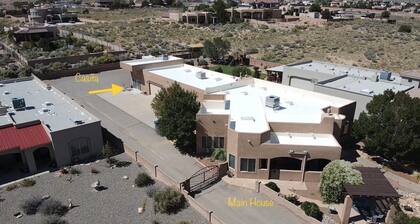 Kelly’s Casita with gated off road parking. Private, quiet, clean, comfortable.