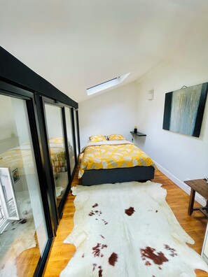 2 slaapkamers, een strijkplank/strijkijzer, gratis wifi, beddengoed