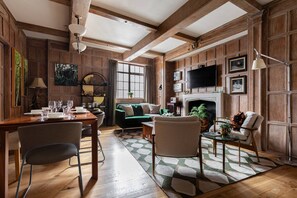 TV, fireplace, DVD player, books - Cockspur Street by onefinestay (London)