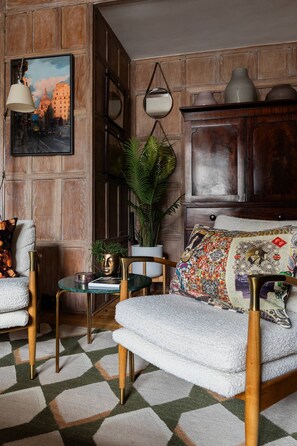 TV, fireplace, DVD player, books - Cockspur Street by onefinestay (London)