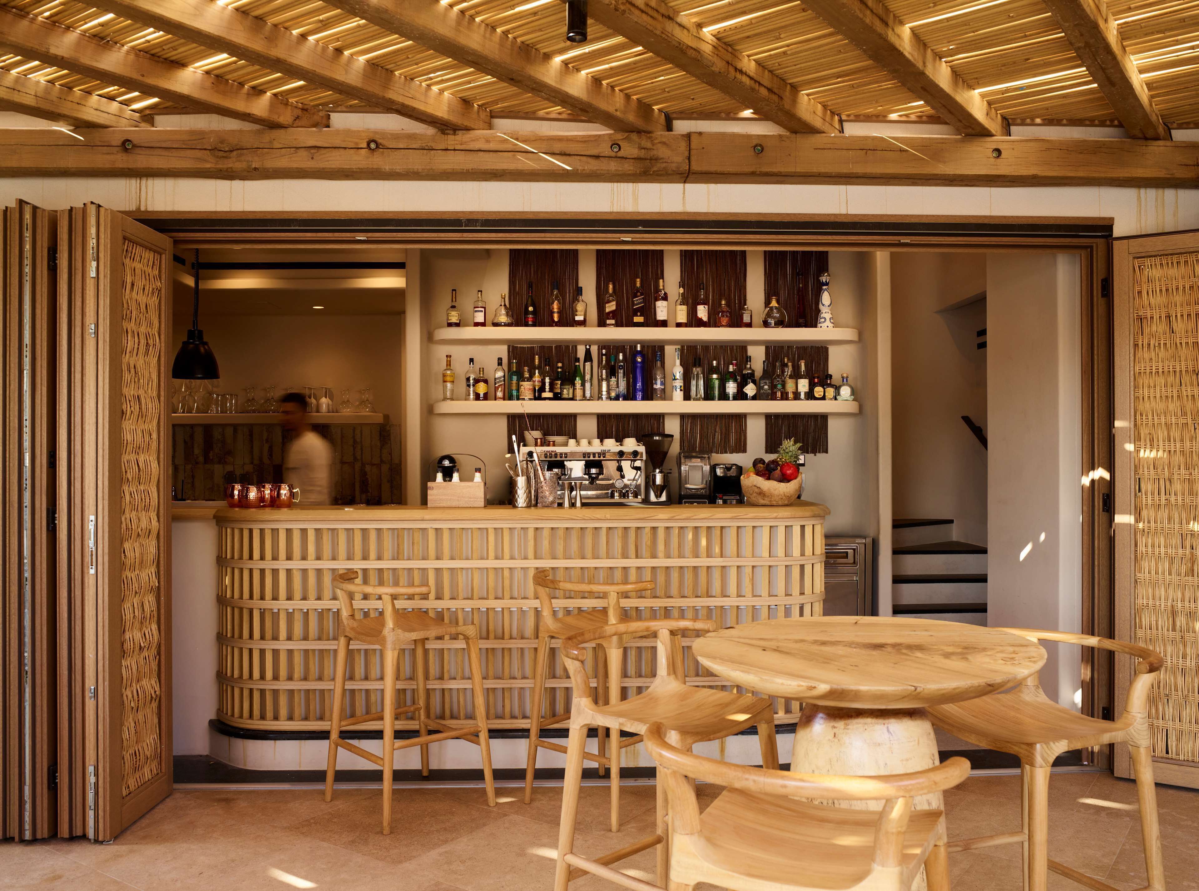Bar i bassenget