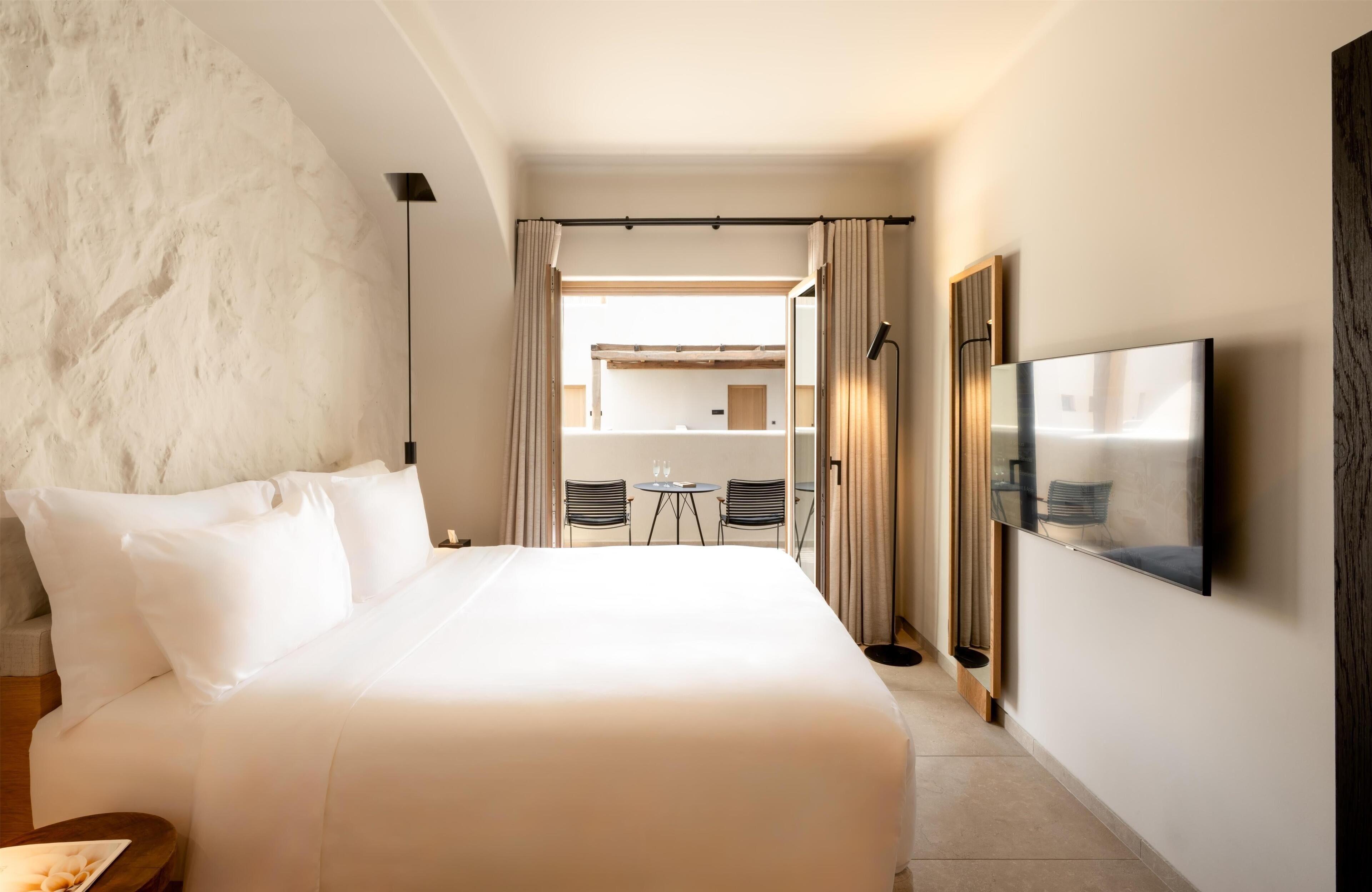 Superior Room | Minibar, in-room safe, desk, blackout drapes