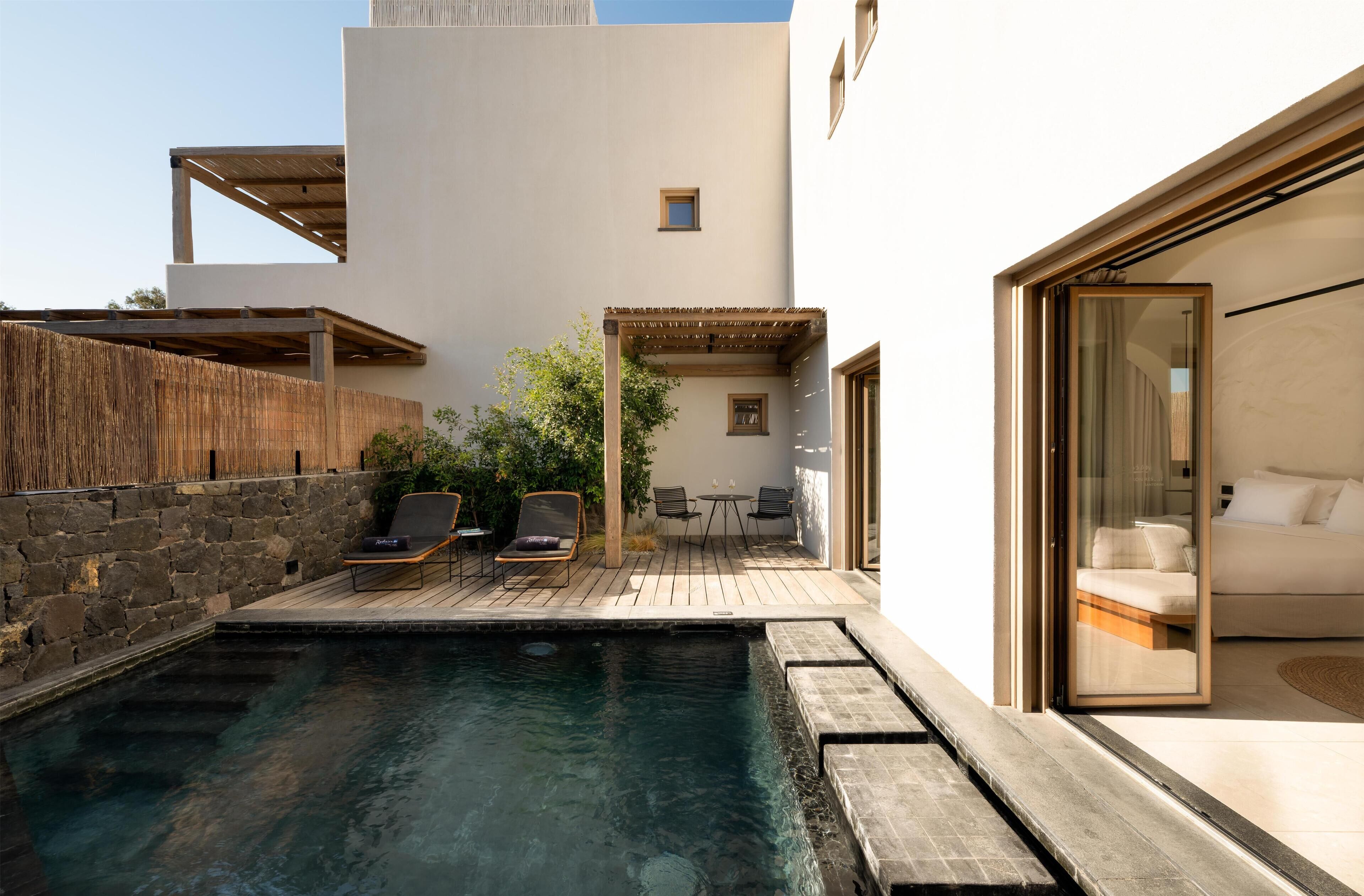 Suite junior, Terraza (Plunge Pool) | Minibar, caja de seguridad en la habitación y escritorio 