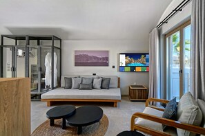 Suite, 1 habitación | Minibar, caja de seguridad en la habitación y escritorio 