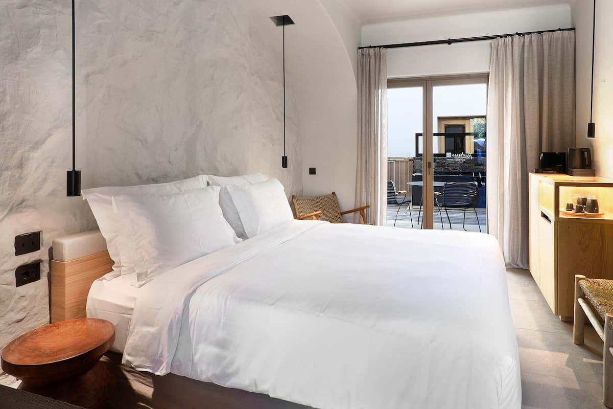 1 bedroom, in-room safe, desk, blackout curtains