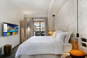 Minibar, caja de seguridad en la habitación y escritorio 