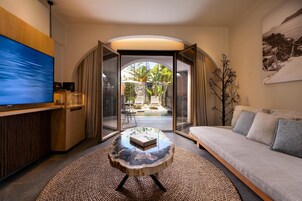 Minibar, caja de seguridad en la habitación y escritorio 