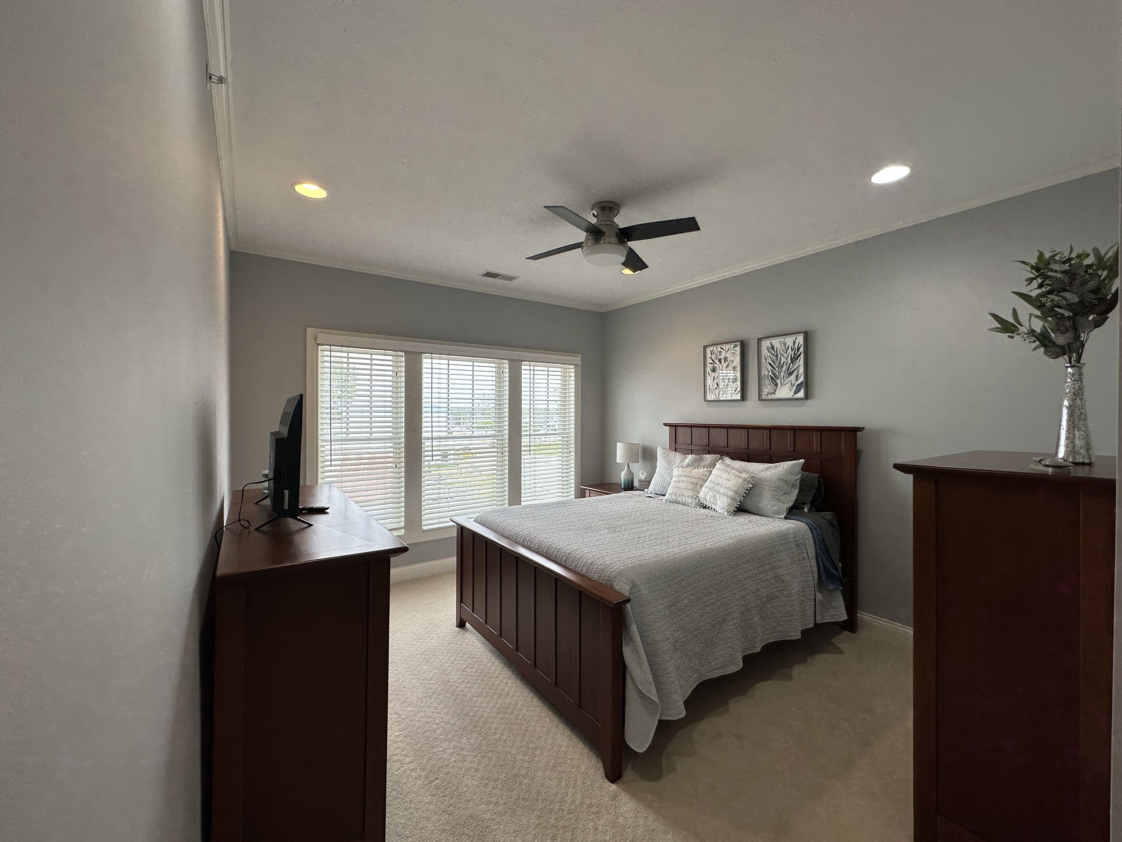 2 habitaciones, tabla de planchar con plancha y cuna de viaje 
