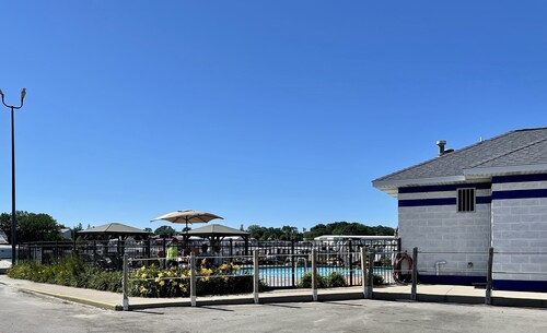 Gorgeous Waterfront Condo on Spring Lake with Pool Access