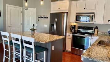 Réfrigérateur, micro-ondes, four, plaque de cuisson