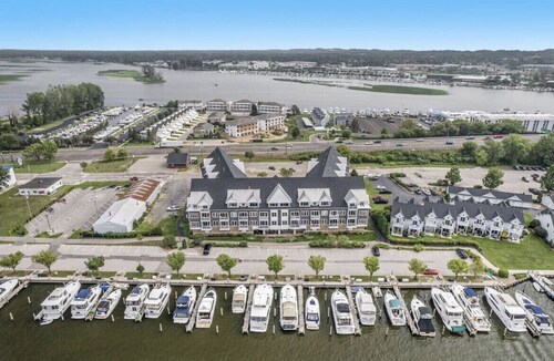 Gorgeous Waterfront Condo on Spring Lake with Pool Access