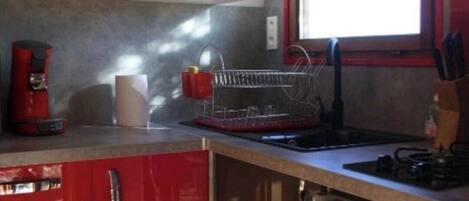 Kühlschrank, Herdplatte, Wasserkocher mit Kaffee-/Teezubehör