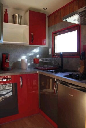 Kühlschrank, Herdplatte, Wasserkocher mit Kaffee-/Teezubehör