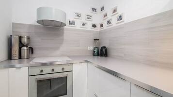 Een koelkast, een oven, een kookplaat, een vaatwasser